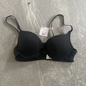 Svart Bh  - Ny svart bh Stl 75b 