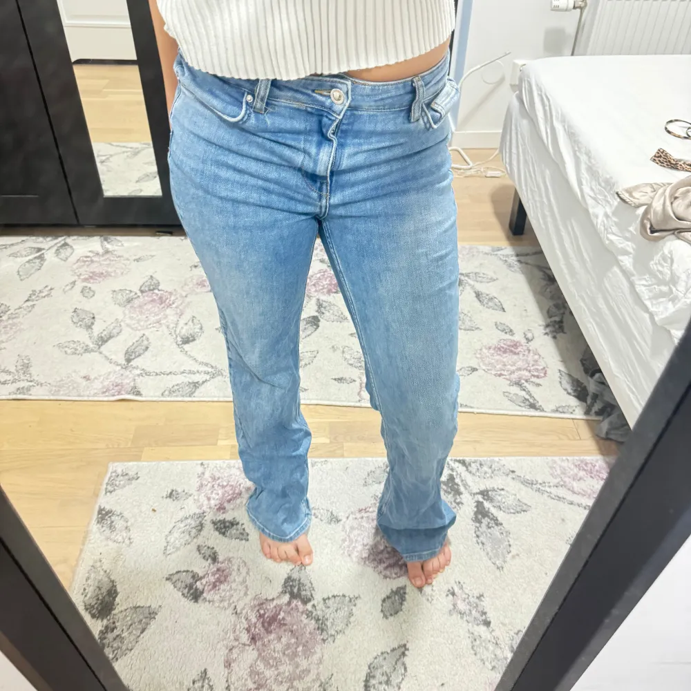 straight leg jeans från zara. jätte fina dom är midwaist. Jeans & Byxor.