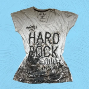 Hard Rock Couture tshirt - Snygg hard rock couture tröja. Den är i storlek junior M men passar dam xs och s. Kommer ej till användning-inga defekter💗