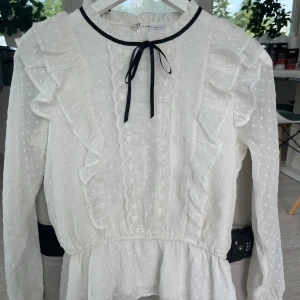 Vit blus  - Vit blus i storlek:152 från Lindex 