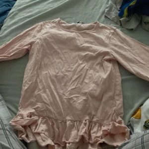 Långärmad  -  En superfin dag de hade tröja med vingar på ryggen och volanger nedanför tröjan storlek 150 men passar för mindre använd max 10:10 gånger