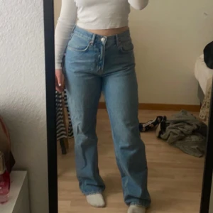 Gina Tricot jeans  - Säljer mina Gina Tricot jeans eftersom jag aldrig använder dom. Modellen heter ”Boyfriend low” och är i storlek 36. Skicket är som nytt eftersom jag bara provat dom men aldrig använt dom! Skriv gärna vid intresse eller om du undrar något🤍