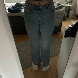 Blå jeans från Lager 157 - Säljer ett par snygga blå jeans från lager 157 De är högmidjade och har en bra passsform. Inga hål eller fläckar. 