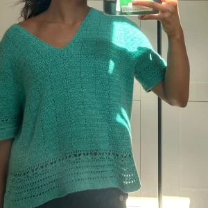 Stickad T-shirt  - Superfin turkos stickad T-shirt, endast använd ett fåtal gånger🩷🙌