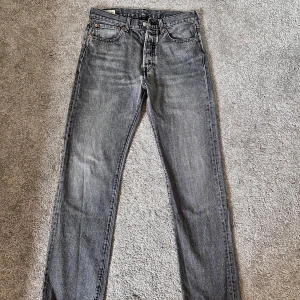 Levi’s jeans mörk grå (W31 L32 - Levi’s Jeans | 501 | (W31 L32)  Mörk gråa raka jeans  Hör av dig vid fler frågor!