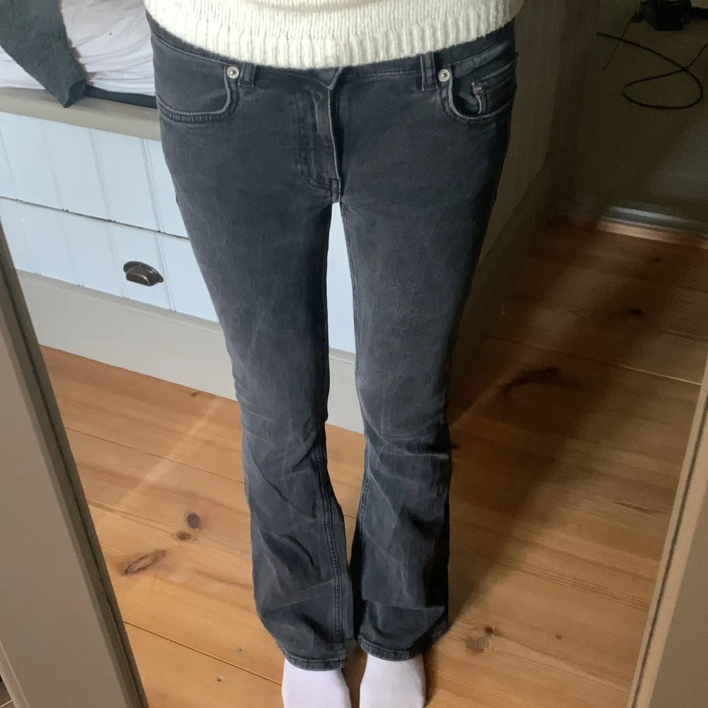 Lågmidjade bootcut jeans ifrån Lager 157 i full length stl xs. Färgen är svart/ lite gråaktig. Jag är 175 och innebenslängden är 90cm och 39cm rakt över midjan. 💕 100kr. Jeans & Byxor.