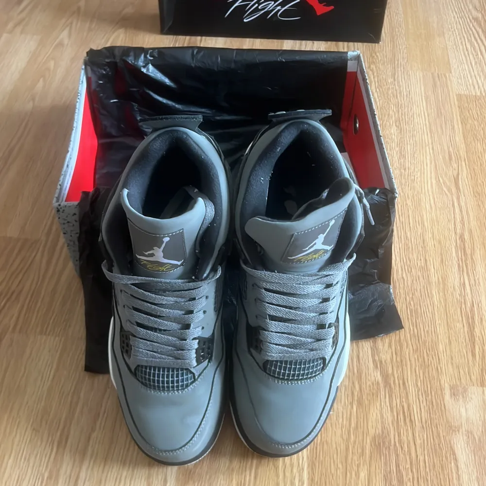 Säljer Air Jordan 4 Cool Greys eftersom jag vill ha andra basket skor.  Har använt dem typ 1 år men dem är fortfarande i mycket bra skick eftersom jag bara använde dem inomhus men är nu för små!  Färg Cool Grey   Pris diskuteras vid snabb affär. Skor.