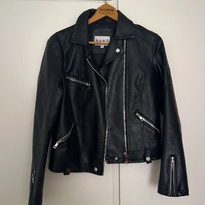 Jacka  - Skinnjacka, endast använd ett fåtal gånger