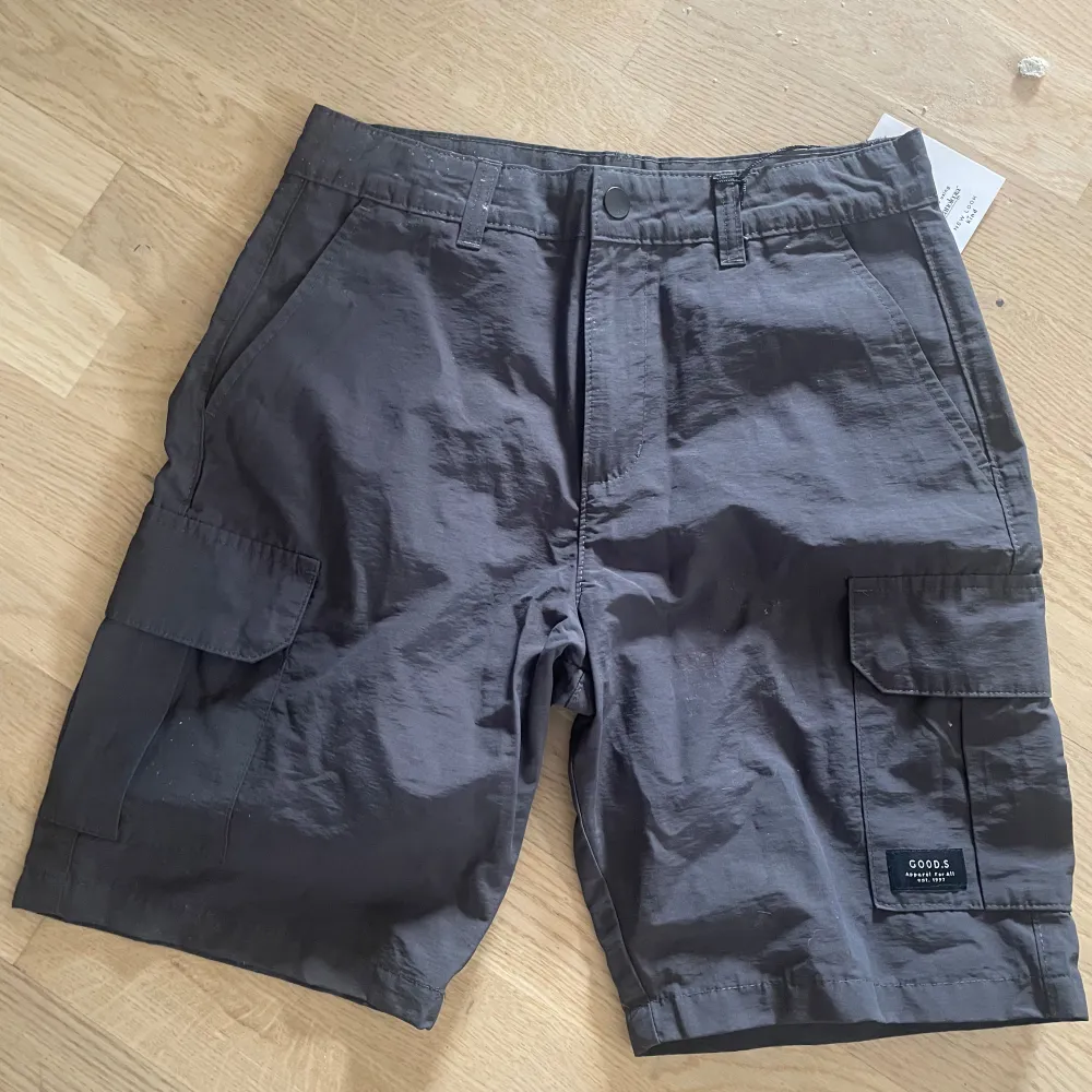 Oanvända svarta cargoshorts från asos. Stl S. Shortsit.