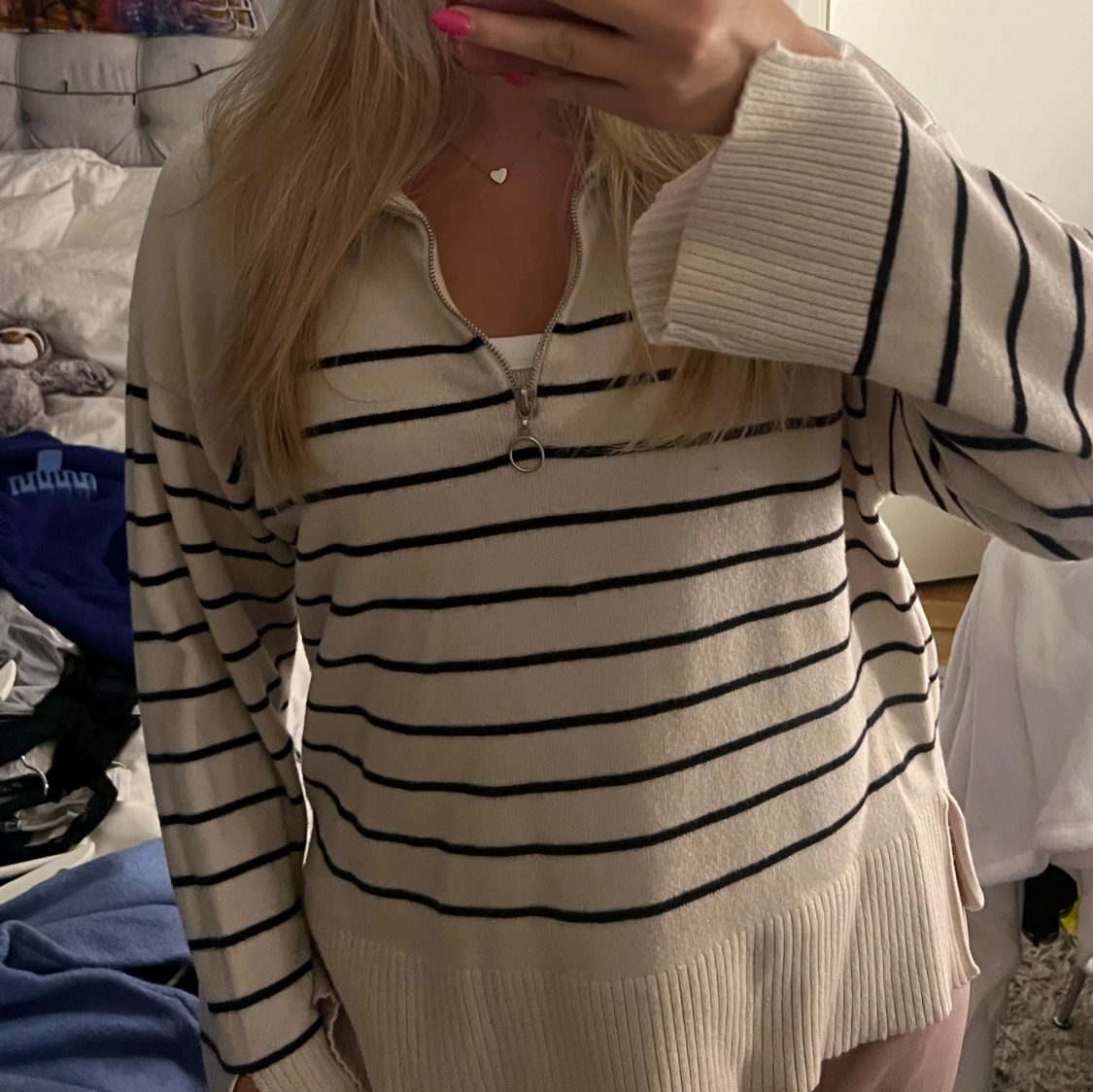 Beige-svartrandig stickad tröja  - 90