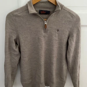 Morris halv zip - Tja säljer den här feta Morris halv zipen i 100% merino ull. Tröjan var i strl S men tvättades så den har krympt till strl XS-XXS