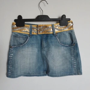 Jeanskjol med paljetter/stenar - Snyggaste minikjolen i denim!!! Low waist med stenar/paljetter i den perfekta tvätten 💗💗💗 säljer då den är för liten för mig