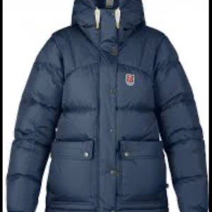 Mörkblå fjällräven jacka💙 - Intresskoll på min mörkblå fjällräven i stl s, den är köpt i december förra året på naturkompaniet. Skriv privat för frågor o liknande💞💞 kontakta innan ni köper💞