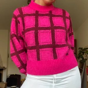 Stickad tröja - Rosa stickad tröja från mobil. Väldigt varm och sjön och i bra skick