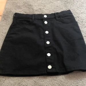 Gant jeans kjol - Svart,kjol, med knappar, tre fickor på framsidan, två fickor på baksidan