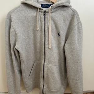 Ralph lauren zip hoodie - Säljer nu min Ralph lauren hoodie i storlek M. Dock har jag tvättat den så den sitter som S. Utöver de så har tröjan inga defekter och den är inte använd så mycket. Hör av er vid frågor. Priset kan diskuteras