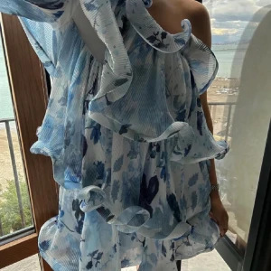 Slutsåld klänning - Säljer denna jättefina slutsålda klänningen ifrån NAKD. Den är i storlek 36, skulle säga att den passar s/m. Jag har vanligtvis xs så den satt lite stor på mig, därav säljer jag den. Jag köpte den här på Plick, och den var endast använd fåtal gånger.