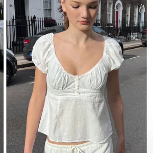 Supersöt sommartopp 💕 - Jag säljer min Blair topp från Brandy Melville. Tröjan är helt oskadd utan defekter (behövs dock stryckas)💕Älskar verkligen den meb den kommer inte till användning längre tyvärr.