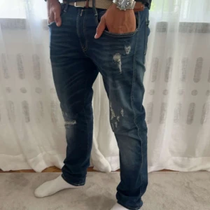 Replay Anbass Hyperflex jeans - Vi säljer nu dessa supersnygga, replay anbass jeans i slim fit med hyperflex. Skick: 9/10 (knappt använda) nypris: 1999kr, vårt pris: 849kr! Modellen är 180cm och väger runt 75kg