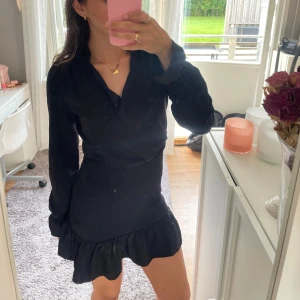 Svart klänning!  - Säljer min svarta klänning med resår i botten som gör att den sitter som en smäck då den knte har kommit mycket till användning det senaste! 🖤