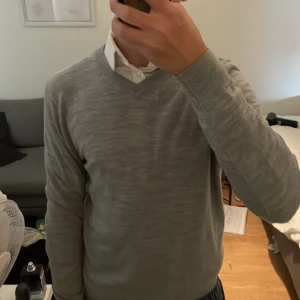 These Glory Days V-neck tröja - Bra skick, perfekt till skjorta, storlek S, nypris 1250kr