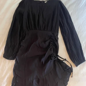 Svart kortare klänning - Klänning från Nelly med scrunch vid rumpan, använd en gång så i fint skick! Storlek 38. 