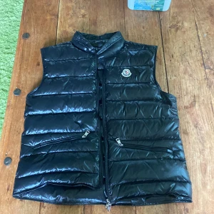 Moncler gui väst - Hej! Säljer nu denna Moncler gui väst som är i size 2 och det motsvarar M. Skriv vid intresse:) Pris kan diskuteras.  NFC Scan funkar:) Skick 9/10 