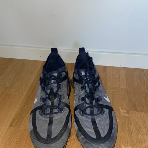 Nike Vapormax - Skorna använda 3 gånger och har bara legat i några år. Bra skicka 8/10. Priset ej hugget i sten;)