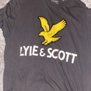 Lyle and Scott t shirt  - Nyskick, anvönd två tre ggr ungefär, säljer för har inte denna stilen längre, hör av er vid minsta tanke, svarar alltid snabbt!