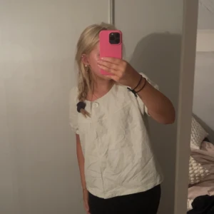 Vit blus med broderade detaljer - Säljer en söt vit blus i storlek S. Blusen har korta ärmar och fina broderade detaljer längst ner. Perfekt för både vardag och fest! Den är i bra skick och väldigt bekväm att ha på sig. Passar till både jeans och kjol.