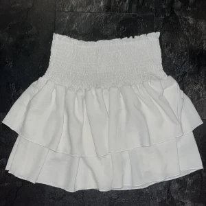 Vit kjol stockholm stil - Okänt märke och storlek men är väldigt töjbar vid midjan och passar mig som S/XS. Inte alls genomskinlig eftersom det finns 2 lager.