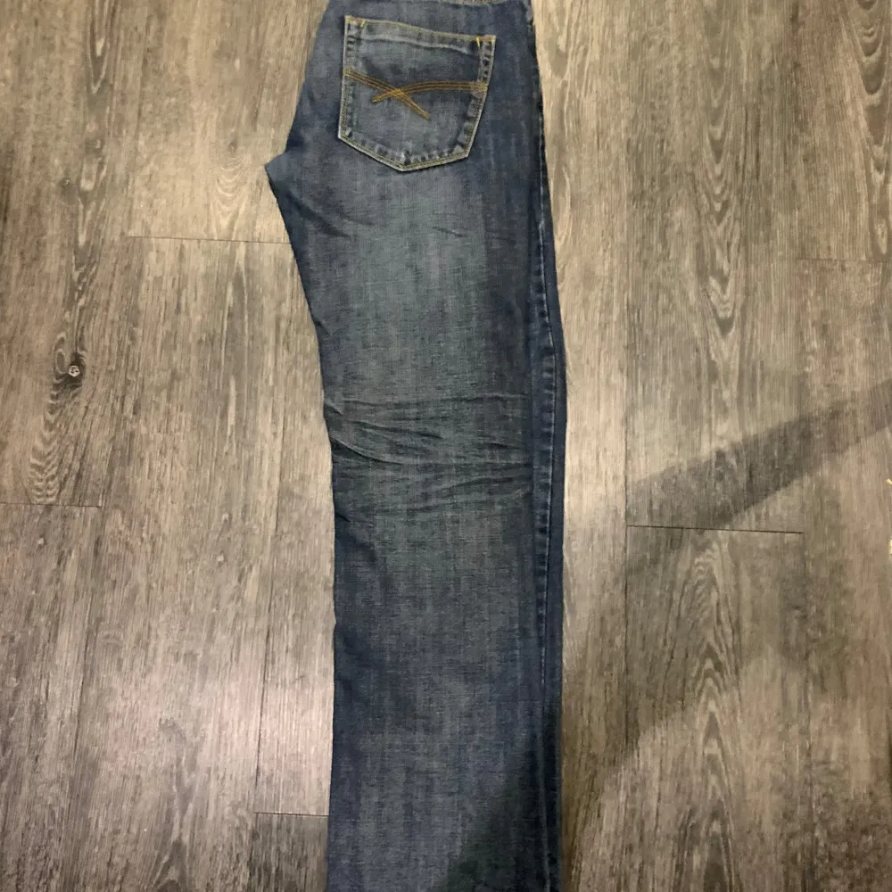 Superfina lågmidjade jeans i mycket fint skick!  Om du är intresserad tveka inte på att höra av dig!  Köparen står för alla fraktkostnader!. Jeans & Byxor.