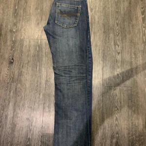 Lågmidjade jeans - Superfina lågmidjade jeans i mycket fint skick!  Om du är intresserad tveka inte på att höra av dig!  Köparen står för alla fraktkostnader!