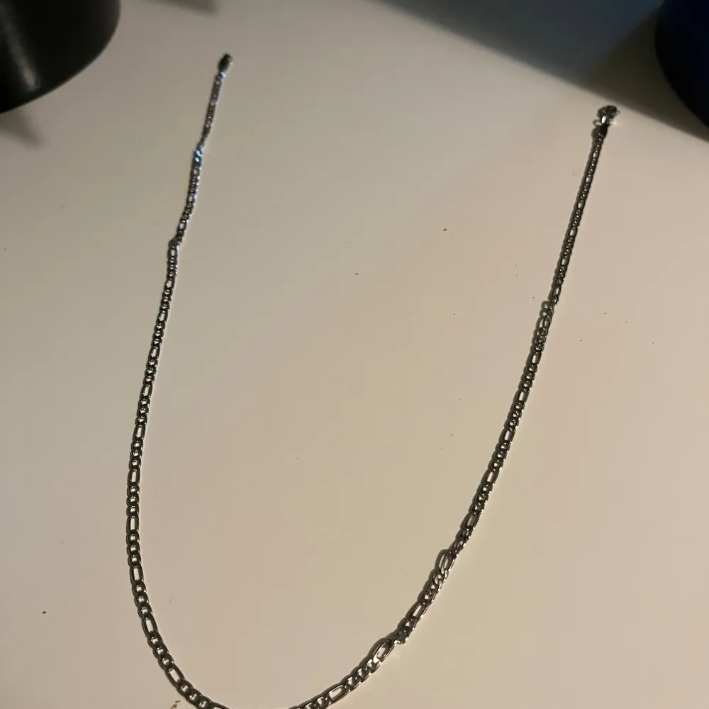 Helt oanvänt halsband från twistedpendant.com   Nypris 23,99£ = 322kr. Accessoarer.