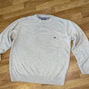 Tommy hilfiger tröja  - Ylletröja från Tommy hilfiger. Används inte längre eftersom den är för stor för mig. Mycket skönt material, stretchigt och har en fin färg. Passar också till mycket!! Hör av er vid mer frågor 😁