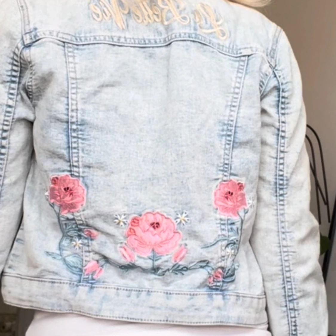 Ljusblå jeansjacka med broderade blommor - 90