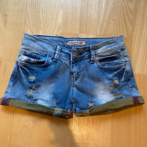 Diesel ripped jeans shorts - Säljer dessa jeansshorts från diesel. Dem är gamla och har blivit väl använda men har inga tydliga defekter. 