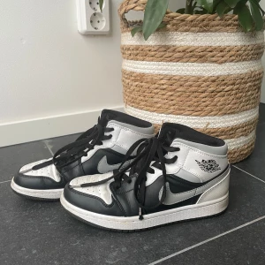 Jordans  - Original Air Jordan 1 mid shadow gray. De är använda men ändå ganska bra skick, som man ser är de väldigt små defekter som lite crease därför säljer jag för 1000kr. Pris kan diskuteras vid snabb affär 🥰
