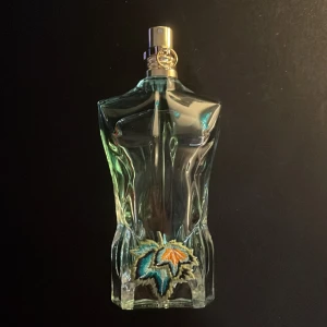 75 ml Jean Paul Gaultier (paradise garden) - Nästan helt ny, inget fel och bara änvänt den 10-20 gånger. Nypris ca 1000. Kan leta fram kvittot om du behöver. I originella förpackningen och ”locket” på parfymen  sitter på. Kontakta om du har några frågor!