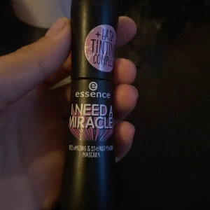 Essence I Need A Miracle Mascara - Säljer en Essence I Need A Miracle Mascara. Denna mascara har en volymgivande och stärkande formula som ger dina fransar en fantastisk look. Den kommer i en svart tub med rosa och vita detaljer. Perfekt för att få långa och fylliga fransar!