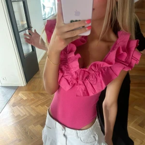 Zara body - Säljer denna eftertraktade bodyn som är slutsåld på zaras hemsida. Inte mina bilder!! Den är hel ny och har lappen kvar   