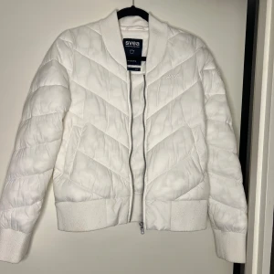 SVEA jacka  - Vit svea jacka i strlk small med normal passform. Säljer pga den inte passar mig längre. 