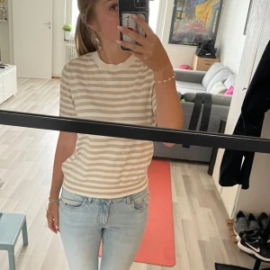 Randig tröja - Randig kortärmad tröja Storlek:S HELT OANVÄND MED PRISLAPP KVAR!!