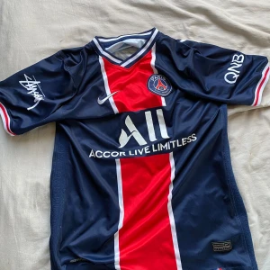 PSG x Stüssy fotbollströja - Säljer en snygg PSG x Stüssy fotbollströja i nyskick.  perfekt för träning och vardags användning, dm för mer info!