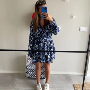 Slutsålda zara klänningen  - Säljer denna super populära zara klänningen som köptes förra året. Den är sparsamt använd och har inga tecken på användning. Storlek L men passar mig som vanligtvis är en s-m.