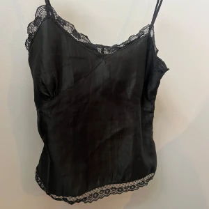 SPETSLINNE - Ett snyggt linne som man antingen kan ha som festtopp eller pyjamaslinne! Den är nästan oanvänd🥰Tryck gärna köp nu eller lägg prisförslag!