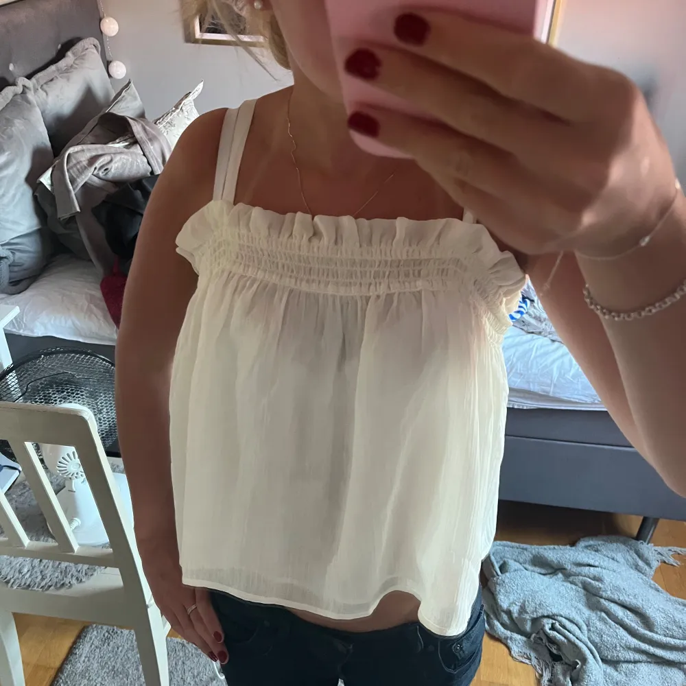 Säljer min jättesöta vita topp ifrån mango som tyvärr inte kommer till användning! Superbra skick! Passar bra på mig som vanligtvis har storlek S/M💓. Yläosat.