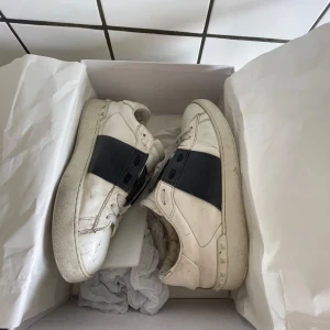 Valentino open skor - Skick 7/10 skorna är 38 men är stora i storleken så du som har 39 passar i dem också