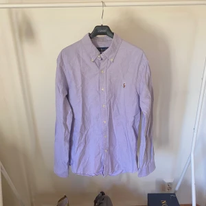 Ralph Lauren skjorta M - Ralph lauren skjorta i färgen Lila. Storlek M. Nyskick, inga skavanker. Nypris 1495 kr, köp för endast 499kr.