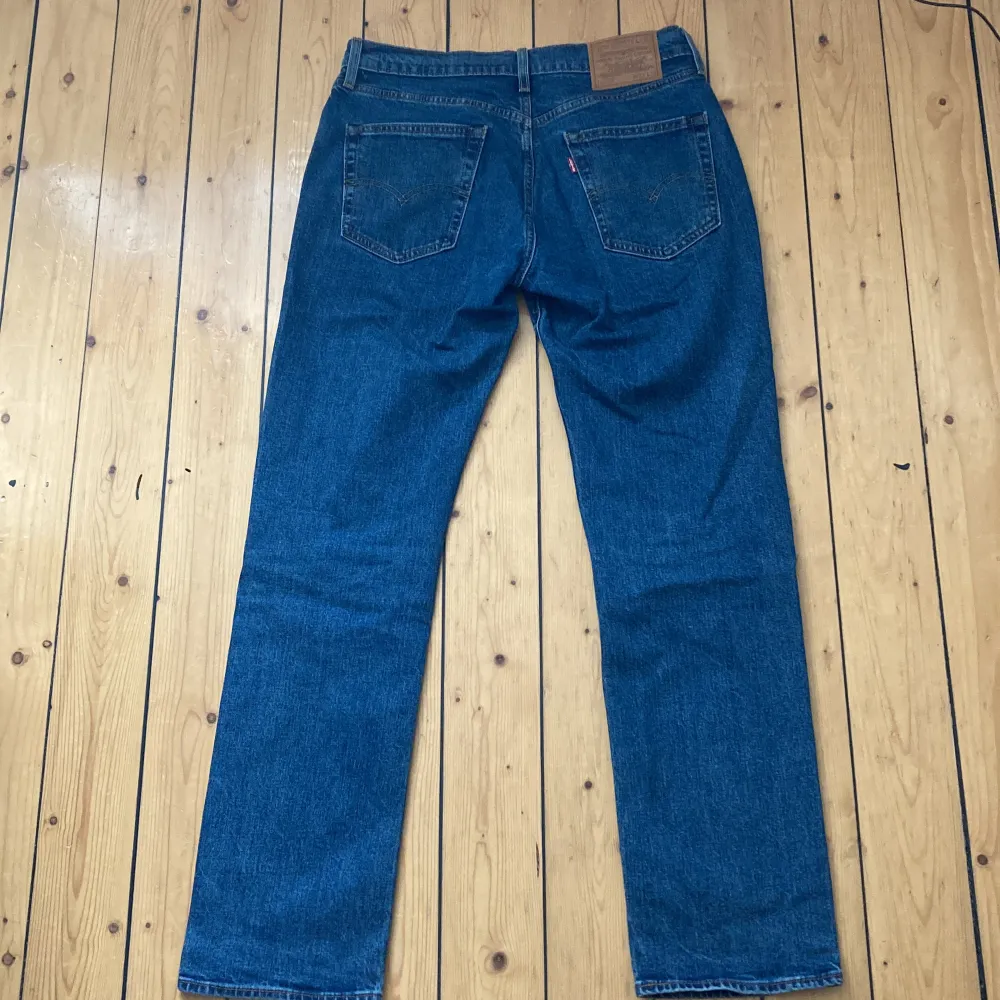 Säljer nu mitt  par blå Levi's 514 jeans i storlek W31 L32. Köpte i Levis butik i Sthlm för 1.3.  Skriv vid funderingar!. Jeans & Byxor.